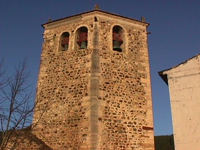 Torre medieval ao lado da Igreja de Dornes